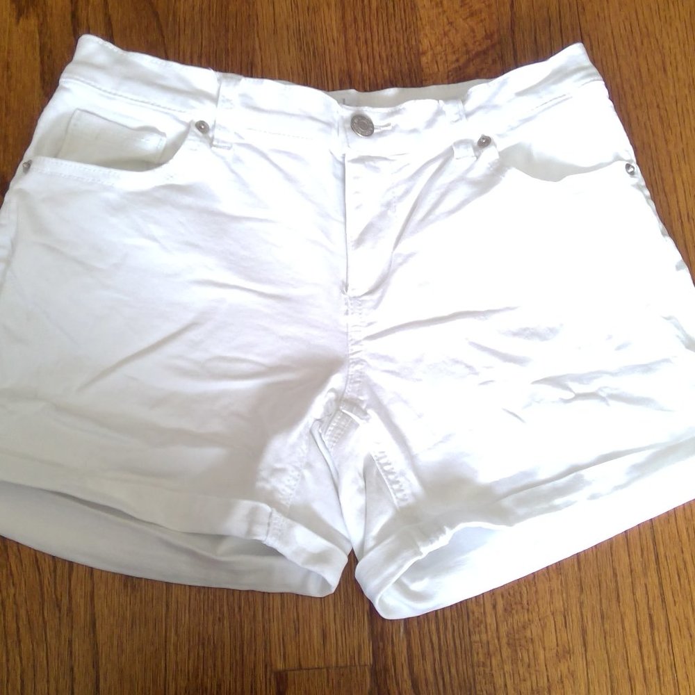 SoHo Size 2 White Cuffed Classic Denim Jean Shorts